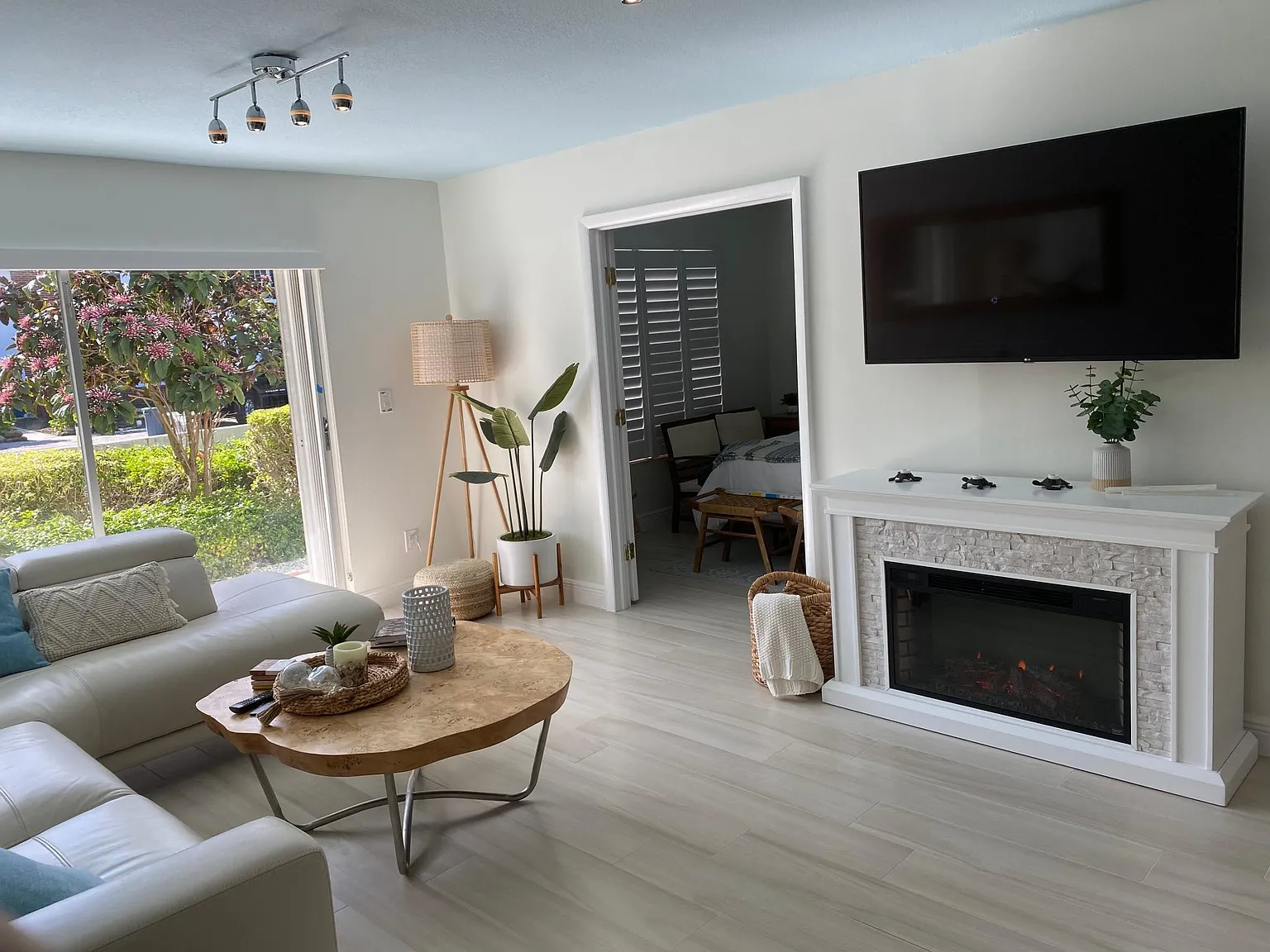 2 bed, 997 sqft, $3,000 — Photo 1