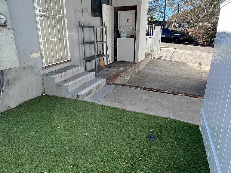 22157 Clarendon St #B — Photo 13