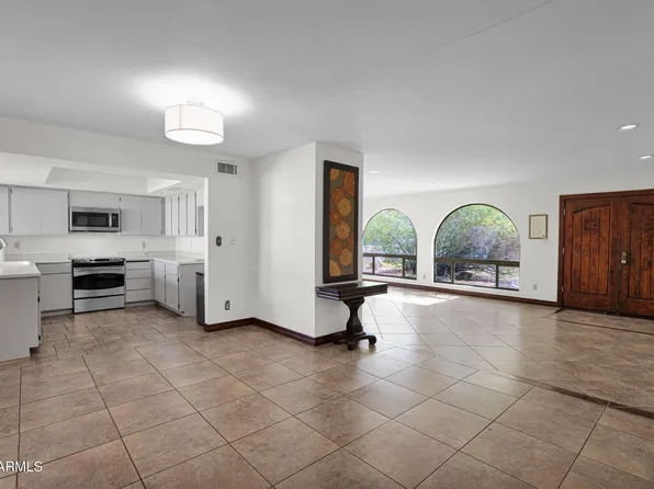 2818 E CALAVEROS Drive, Phoenix, AZ 85028