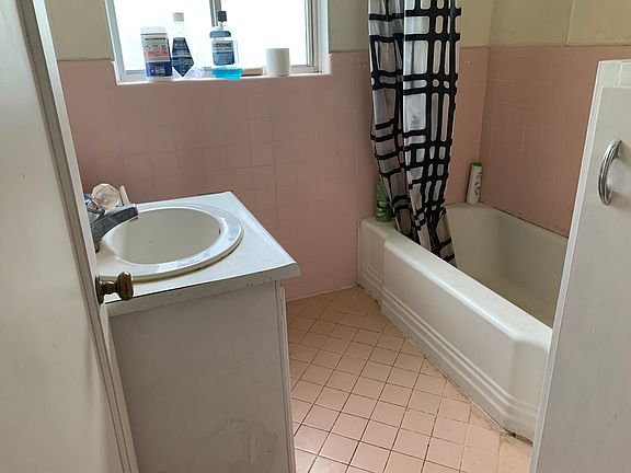 5th image of 1519 E Redondo Ave