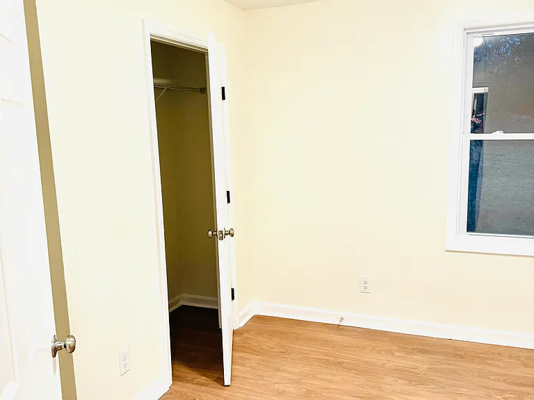 208 Hill St — Photo 5