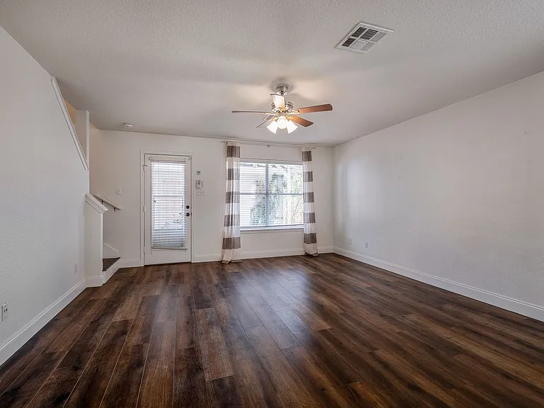 2208 Melissa Oaks Ln — Photo 10