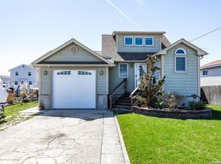 821 Ocean St, Lindenhurst, NY 11757