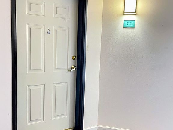 3rd image of 1001 Oppenheimer Dr APT 122