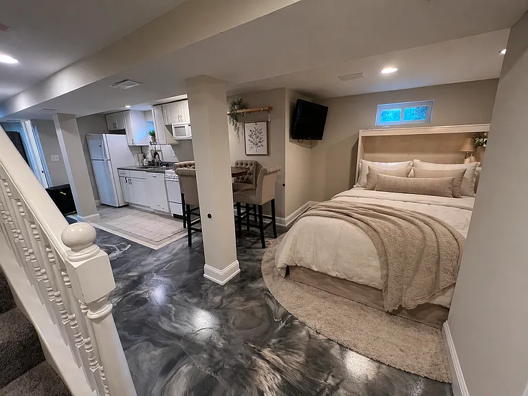 English Basement Bedroom (Bedroom #4)