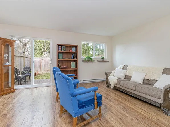 495 1st Ave W #8, Qualicum Beach, BC V9K 1P1