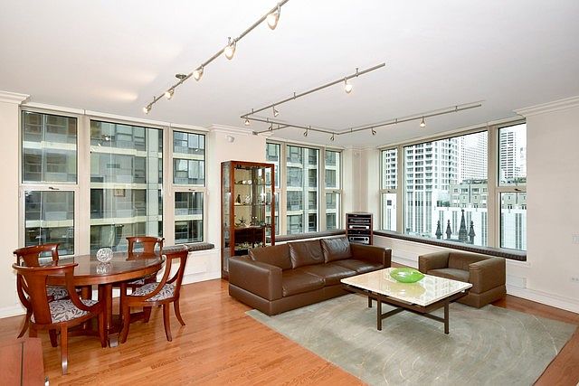 1st image of 25 E Superior St APT 1305