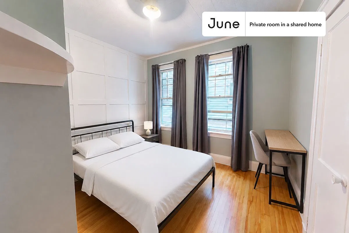Queen bedroom in 4 bed/1 bath home in Dorchester Center #568 C — Photo 1
