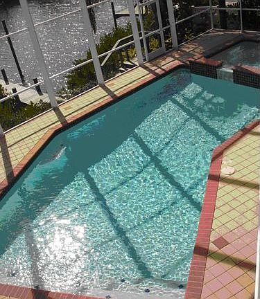 Large Pool & 8 Person Spa