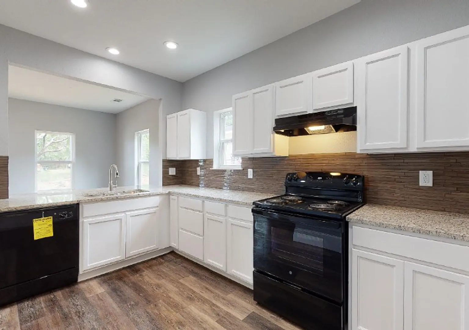 114 E Oak St — Photo 3