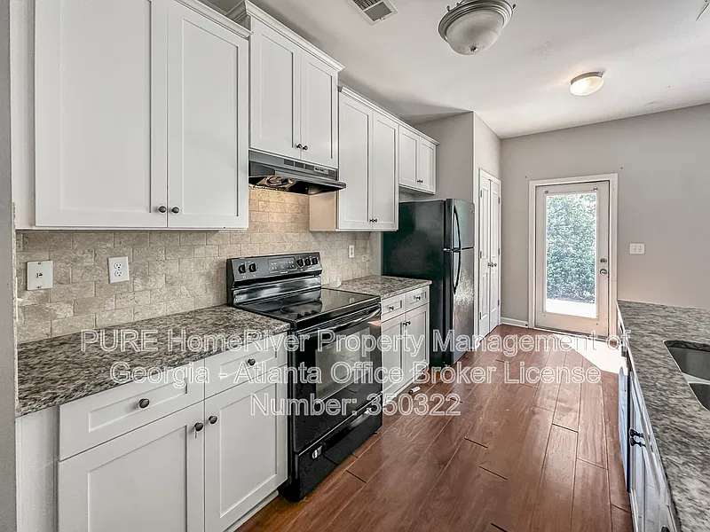 4 bed, 2.5 bath, 1940 sqft, $2,025 — Photo 4