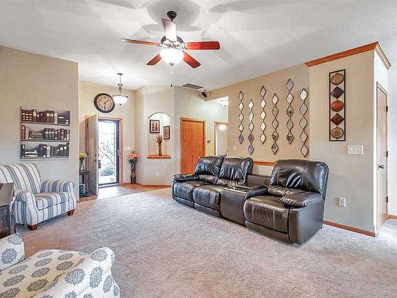 4th image of 1025 N Wisteria St