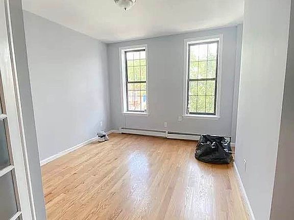 3rd image of 542 Bainbridge St #2