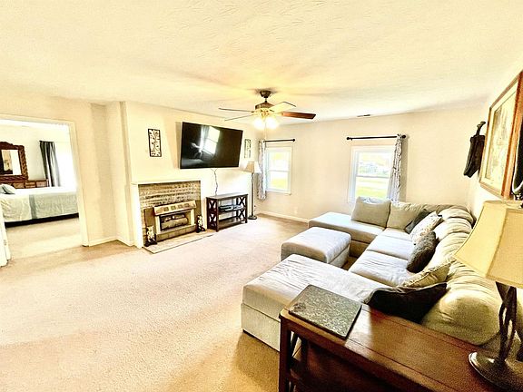 3rd image of 550 Fairlane Dr