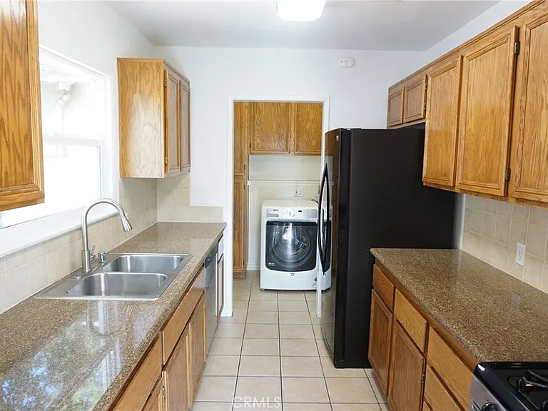 5540 Balboa Blvd — Photo 12