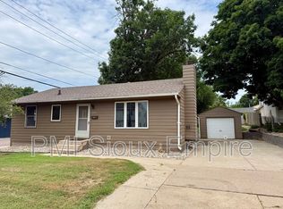 2004 W 33rd St, Sioux Falls, SD 57105