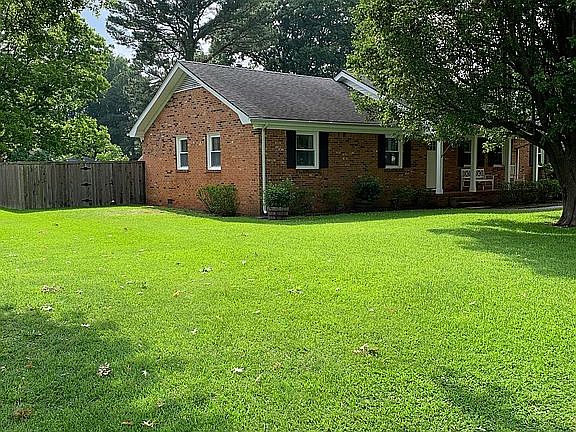 3rd image of 1272 Kingsway Dr