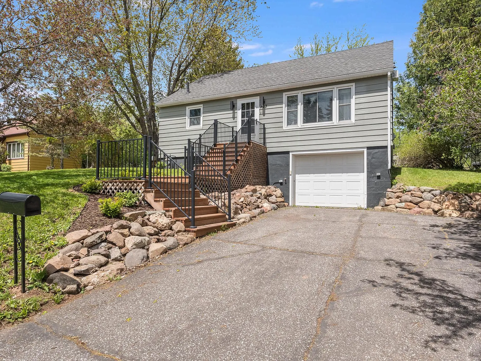3 bed, 1326 sqft, $2,400 — Photo 3