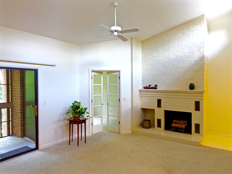 Sunny, vaulted Living Room