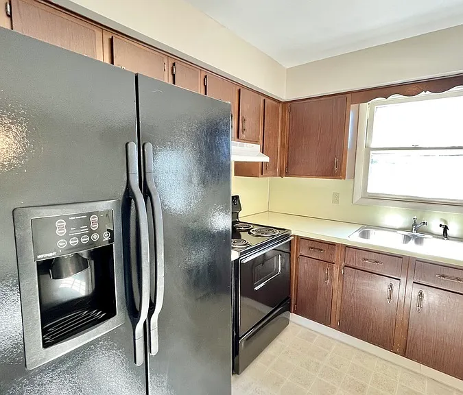 Oak Manor Dr — Photo 57