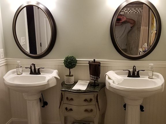Upstairs Bathroom 