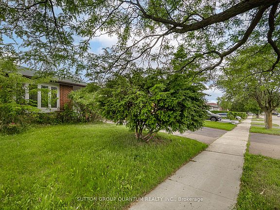 3rd image of 754 Eaglemount Cres