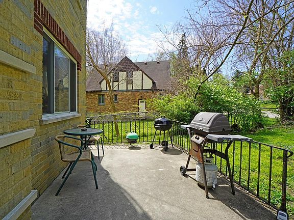 4th image of 3326 McLelland Ave