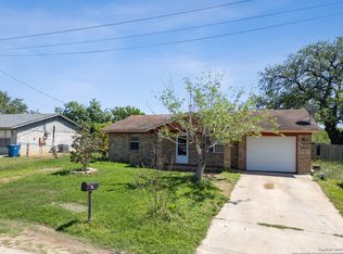 616 Mimosa Dr, Floresville, TX 78114