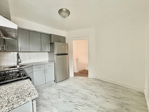 5th image of 946 Sanger St #2