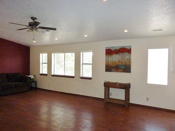 4th image of 15 Quail Run Dr