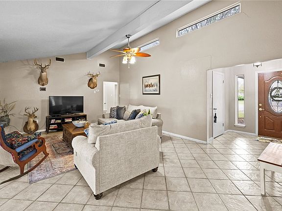 3rd image of 2001 Pecan Dr
