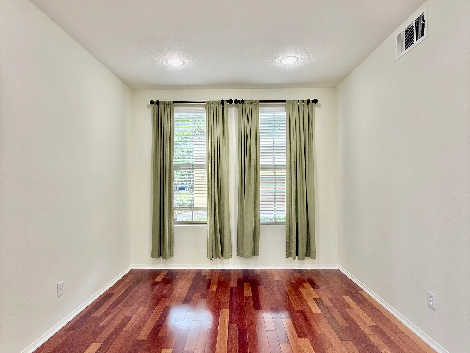 3 bed, 1987 sqft, $4,600 — Photo 4