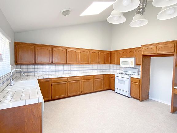 5th image of 20 Meyer Ct