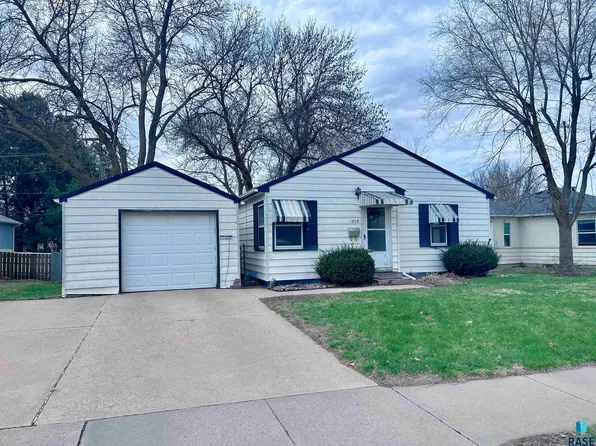 1209 S Gary Dr, Sioux Falls, SD 57103