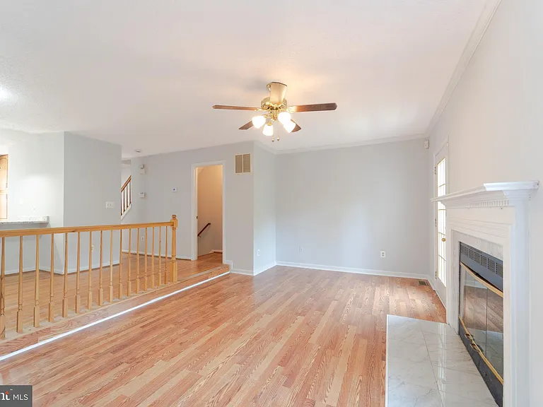 413 Lakeview Ct — Photo 16