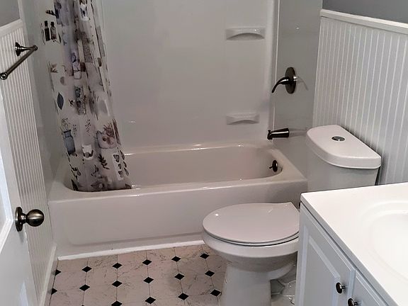 3rd image of 202 Joyce St