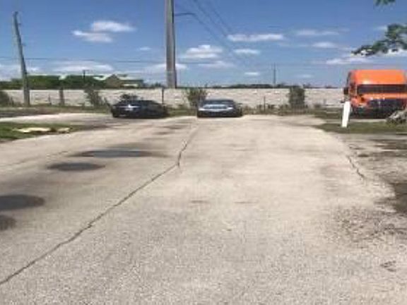4th image of 1080 SW 14th St