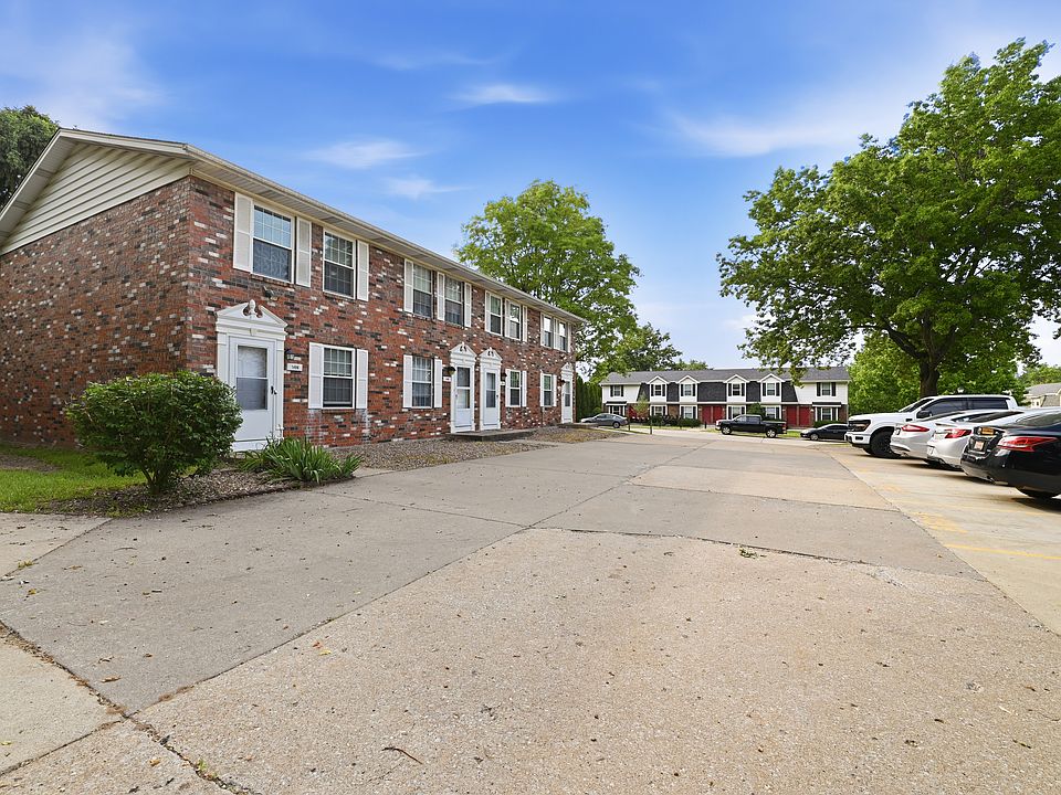 The unit for rent is the end unit furthest to the left. Plenty of parking space!