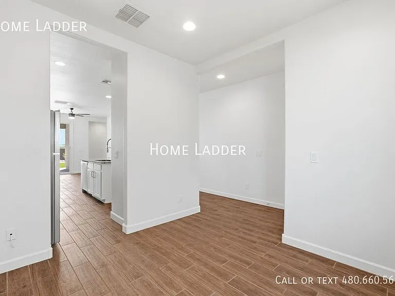 2713 N Camden Dr — Photo 4