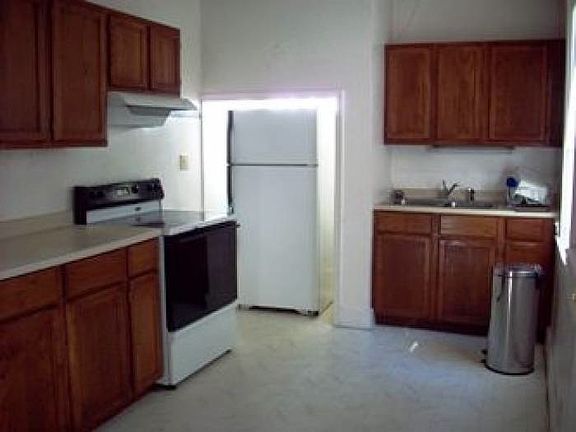 Large Kitchen w/Dbl Sink