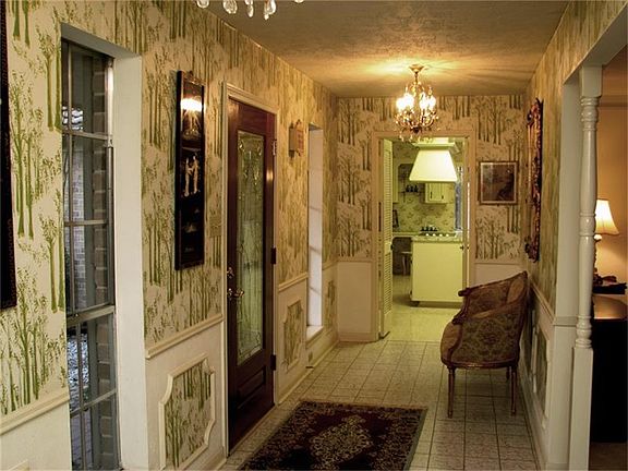 Spacious foyer sets the stage for great flow in the floorplan