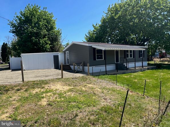 12 Ballfield Ln, Fleetwood, PA 19522