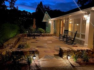 8 Tallyho Dr, Springfield, MA 01118