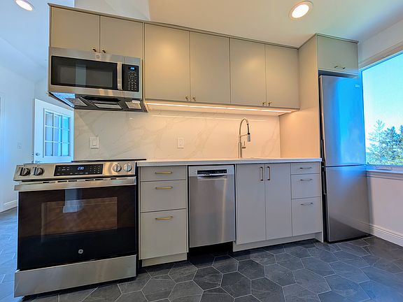 Brand new kitchen, all new applicances