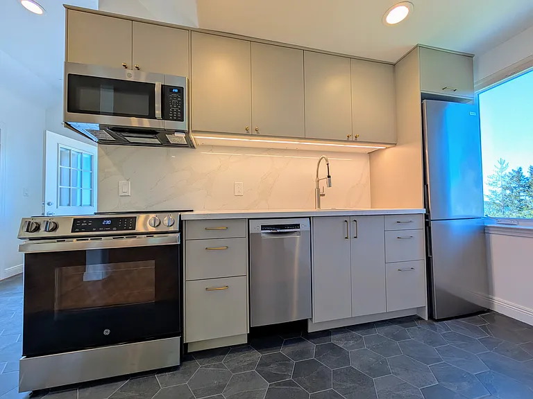 Brand new kitchen, all new applicances