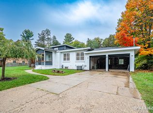 1559 Laughlin Dr NW, Grand Rapids, MI 49504