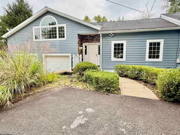 1 Pinnacle Peak Dr, Fairmont, WV 26554