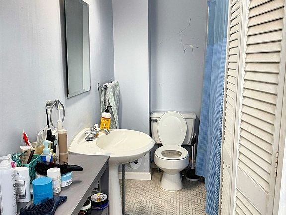 4th image of 106 W Gwinnett Street #4D