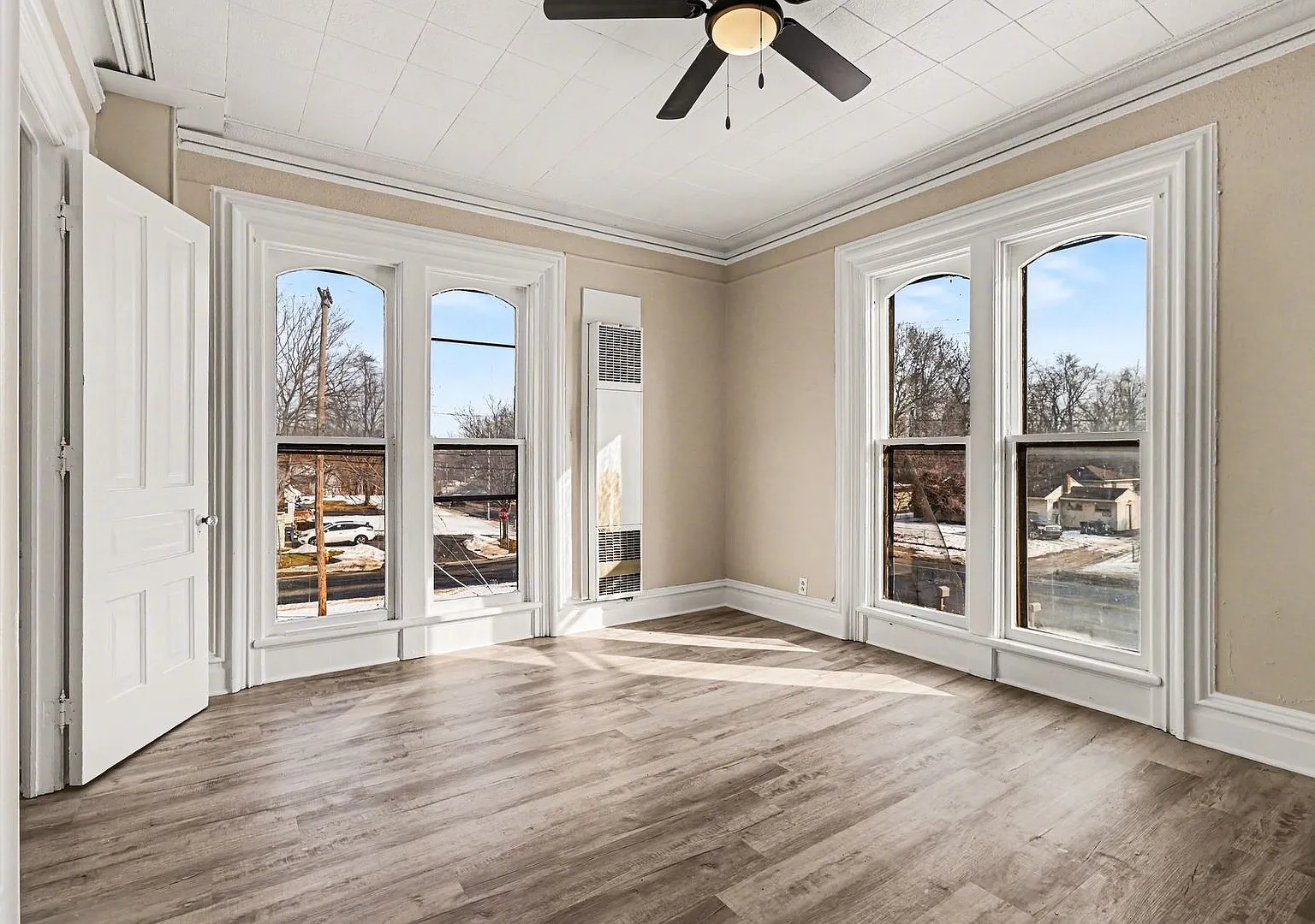 Summer Move In Special- $300 Off Your Move-In - Renovated 1 Bedroom 1 Bath Apartment- $798 — Photo 3