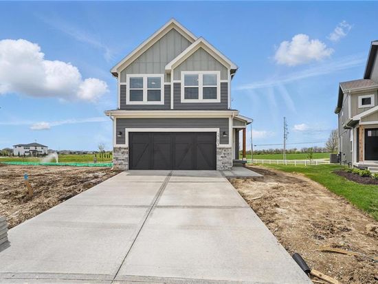 8728 SW Edgewater Dr, Blue Springs, MO 64064